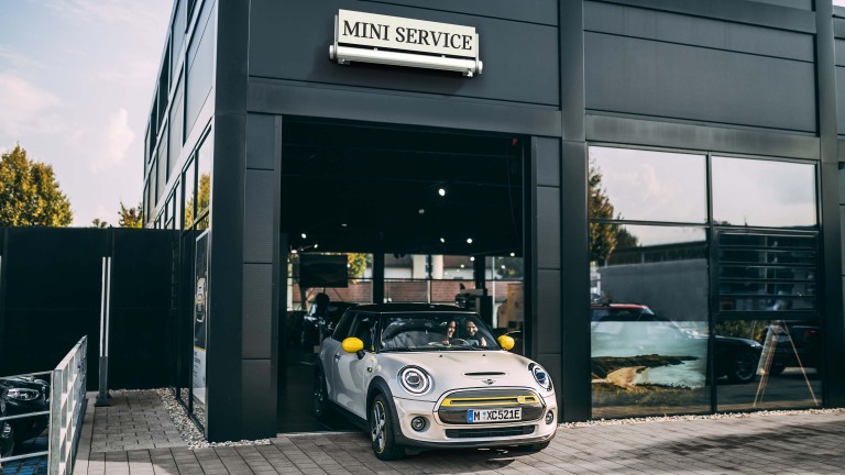 MINI 5-Türer - orange - Heckansicht, offene Tür