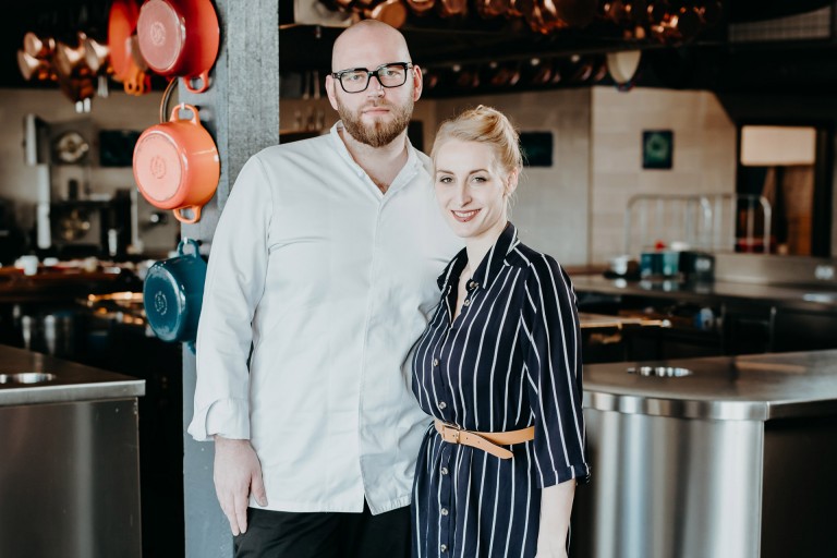 Sophie Lehmann und Thomas Imbusch stehen in der Küche des 100/200 kitchen.