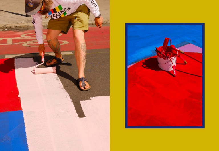 Links: Florian Jöckel bemalt ein Sportfeld seines Urban Sports Parks. Rechts: Ein Eimer mit roter Farbe steht auf dem Boden.