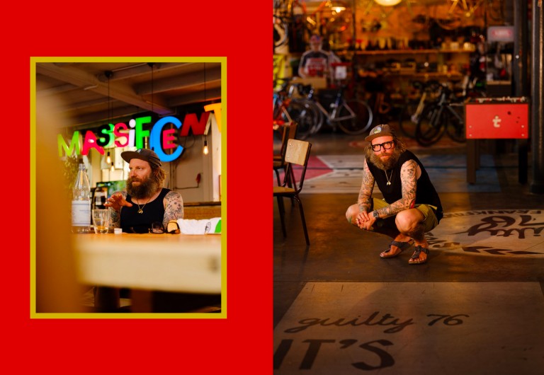Links: Florian Jöckel sitzt an einem Tisch in dem von ihm gegründeten Massif Central. Rechts: Florian Jöckel hockt auf dem Boden, im Hintergrund die Fahrradwerkstatt.