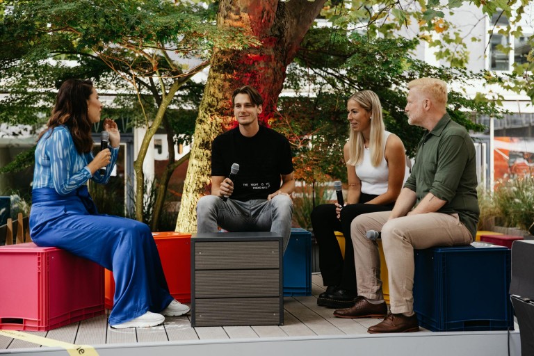 Tijen Onaran mit den Podiumsgästen dem Beachvolleyballer Paul Henning, der Fußballerin Sharon Beck und dem MINI LGBTQ+ Beauftragten Jörg Maack.