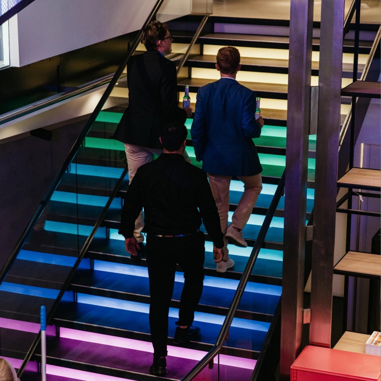 Eine bunt beleuchtete Treppe im MINI Pavillon.