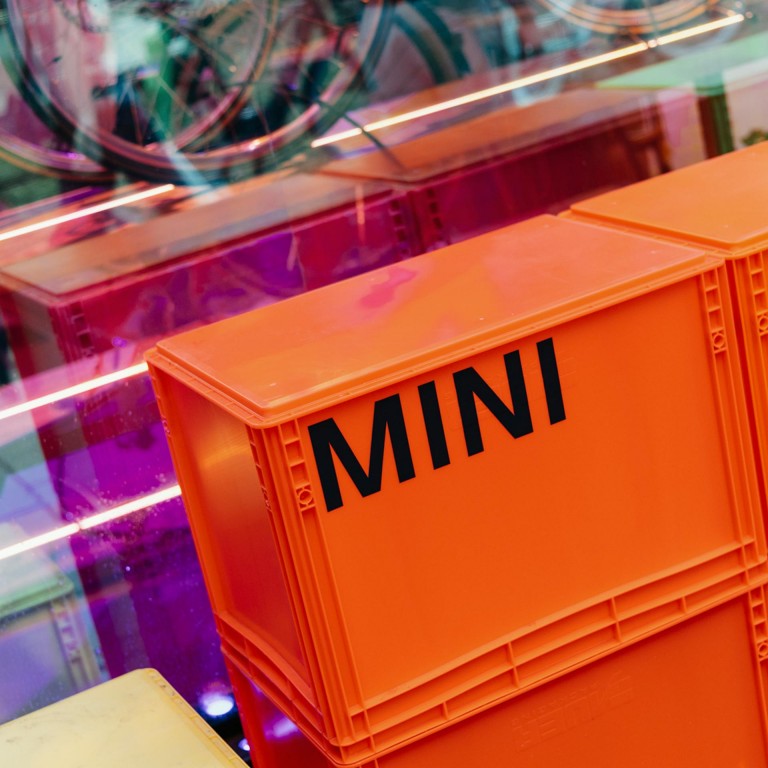 Eine orangene Kiste mit dem Schriftzug „MINI“.
