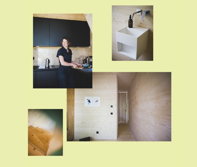 Bild oben links: Motiv von Anna Böhm, sie steht in der Küche, hinter ihr sind schwarze Küchenschränke zu sehen.  Bild oben rechts: Motiv des kleinen und schlicht gestalteten Waschbeckens im Badezimmer.  Bild rechts unten: Motiv mit Blick aus dem Schlafzimmer in Richtung Flur. Böden, Wände, Decken und auch die Tür sind aus Fichtenholz.  Bild links unten: Bild der Treppenstufen aus Holz, die ins Obergeschoss führen.