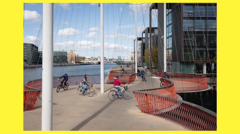 Fahradfahrer:innen auf der Kopenhagener Cirkelbroen-Brücke.