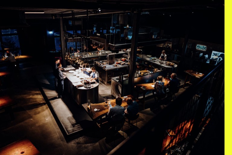 Sophie Lehmann und Thomas Imbusch stehen in der Küche ihres Restaurants 100/200 kitchen.