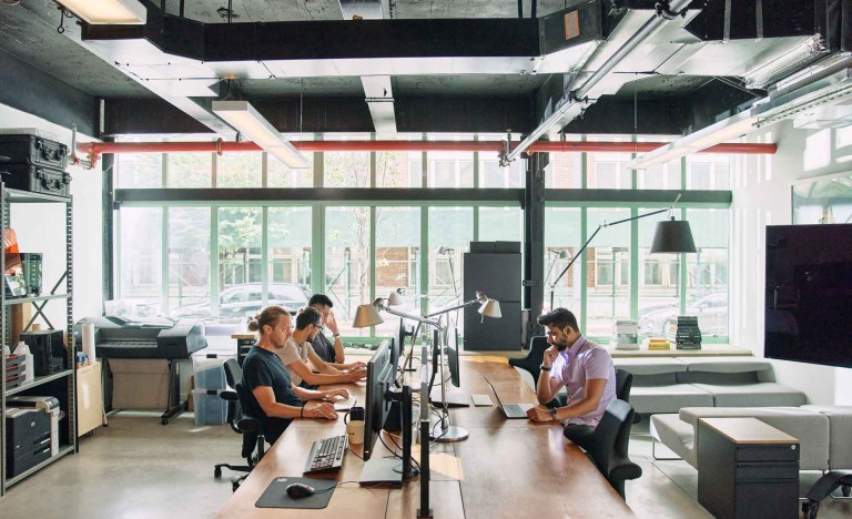 Für die Mitarbeitenden, die am Schreibtisch arbeiten: Die Urban-X-Büros befinden sich im Newlab im Brooklyn Navy Yard. Eine Gemeinschaft von Expert*innen und Innovator*innen, die transformative Technologien einsetzen, um die größten Herausforderungen der Welt zu lösen.