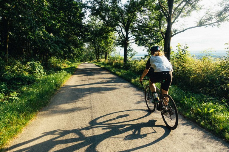 Ein Radfahrer fährt auf einem Radweg.